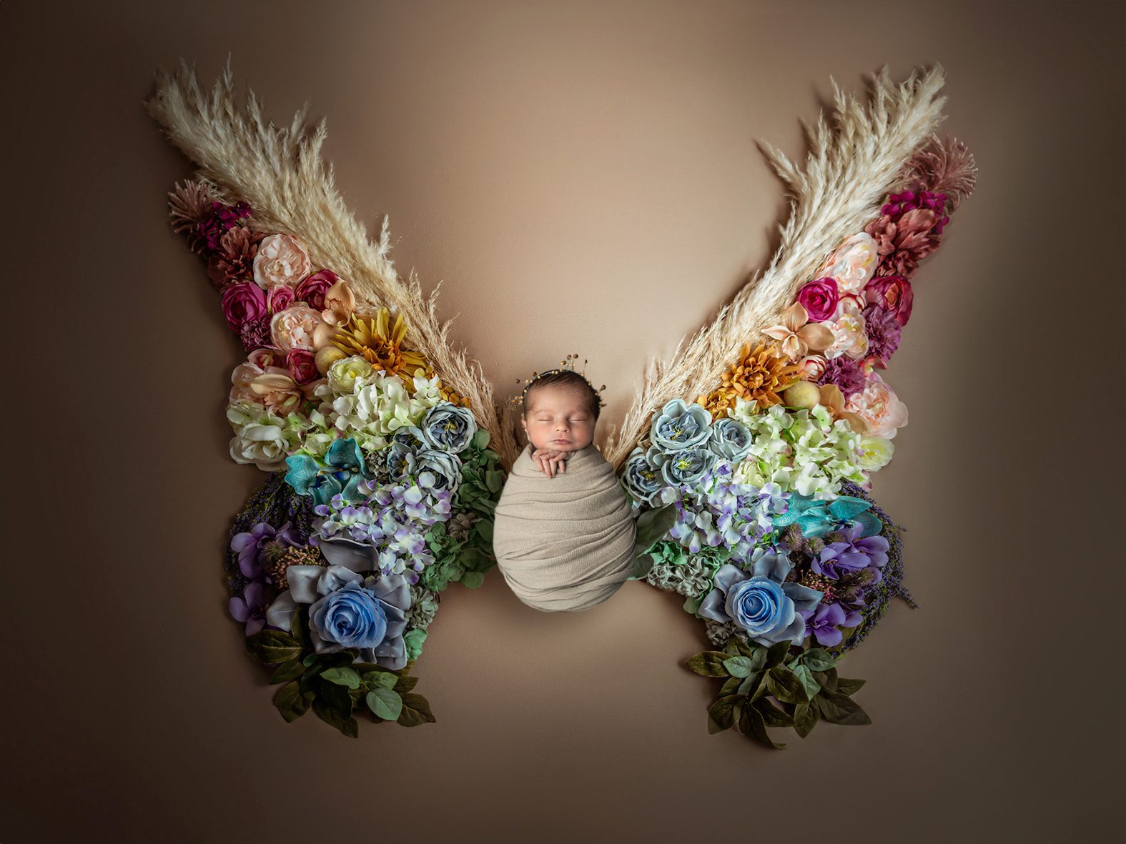 Neonato che dorme tra ali di farfalla di fiori — fotografia newborn di I bebè di Charlotte