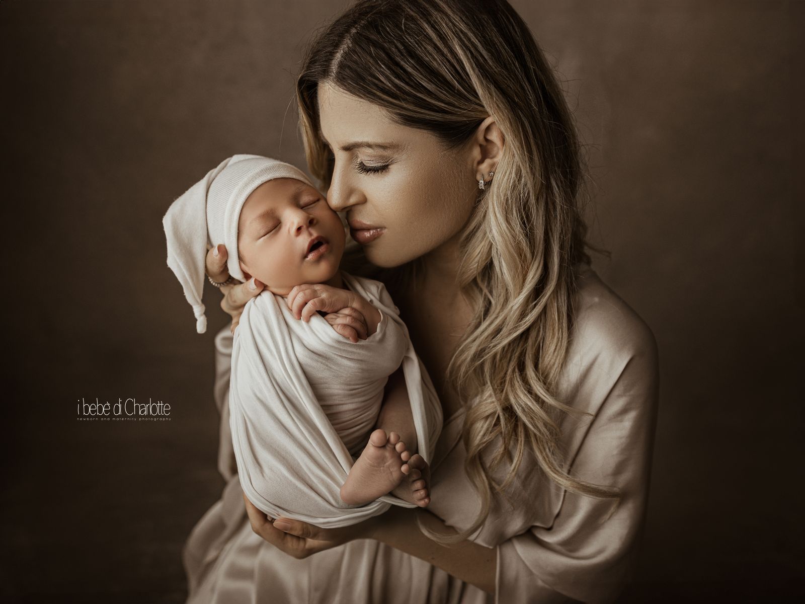 Mamma che abbraccia il suo neonato — servizio fotografico newborn in studio a Pollena Trocchia